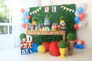 Decoração colorida de festa de aniversário infantil com diversos elementos do tema Patrulha Canina.