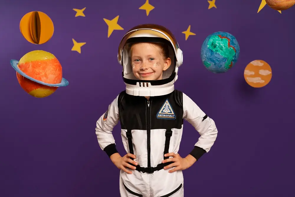 menino posando para foto em sua festa de astronauta