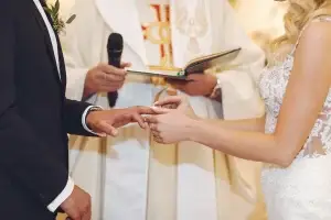 Homem e mulher se casando representando a renovação de votos