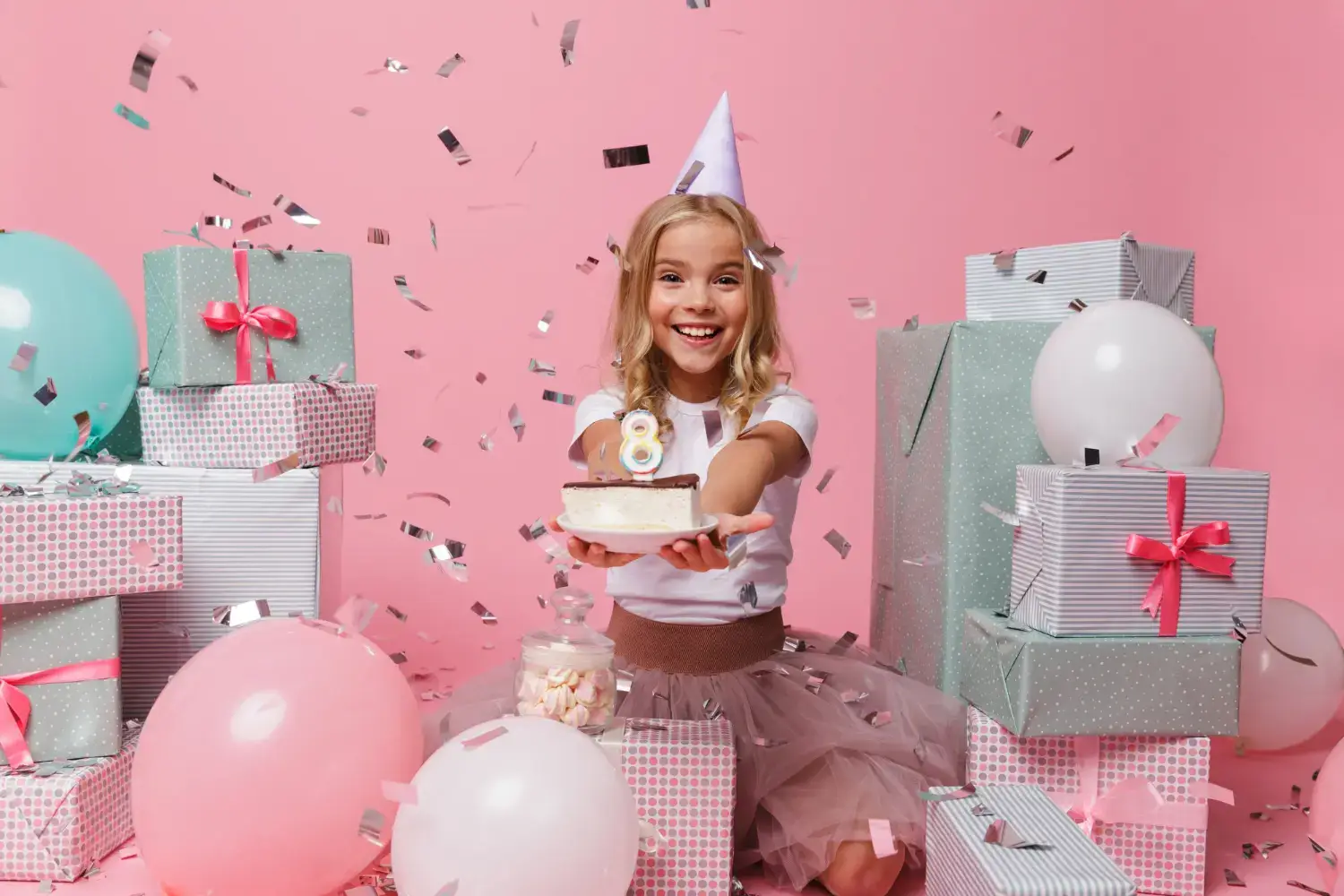 Menina contente em sua festa de aniversário representando temas de festa para meninas