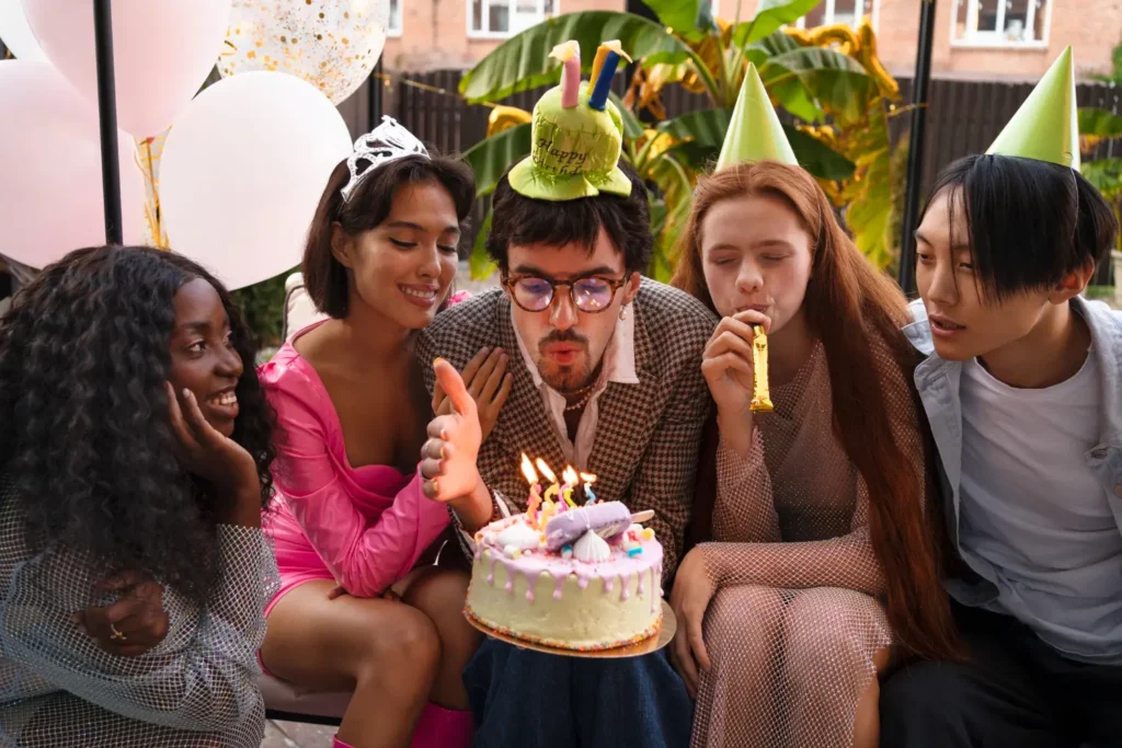 Amigos em uma festa surpresa de aniversário