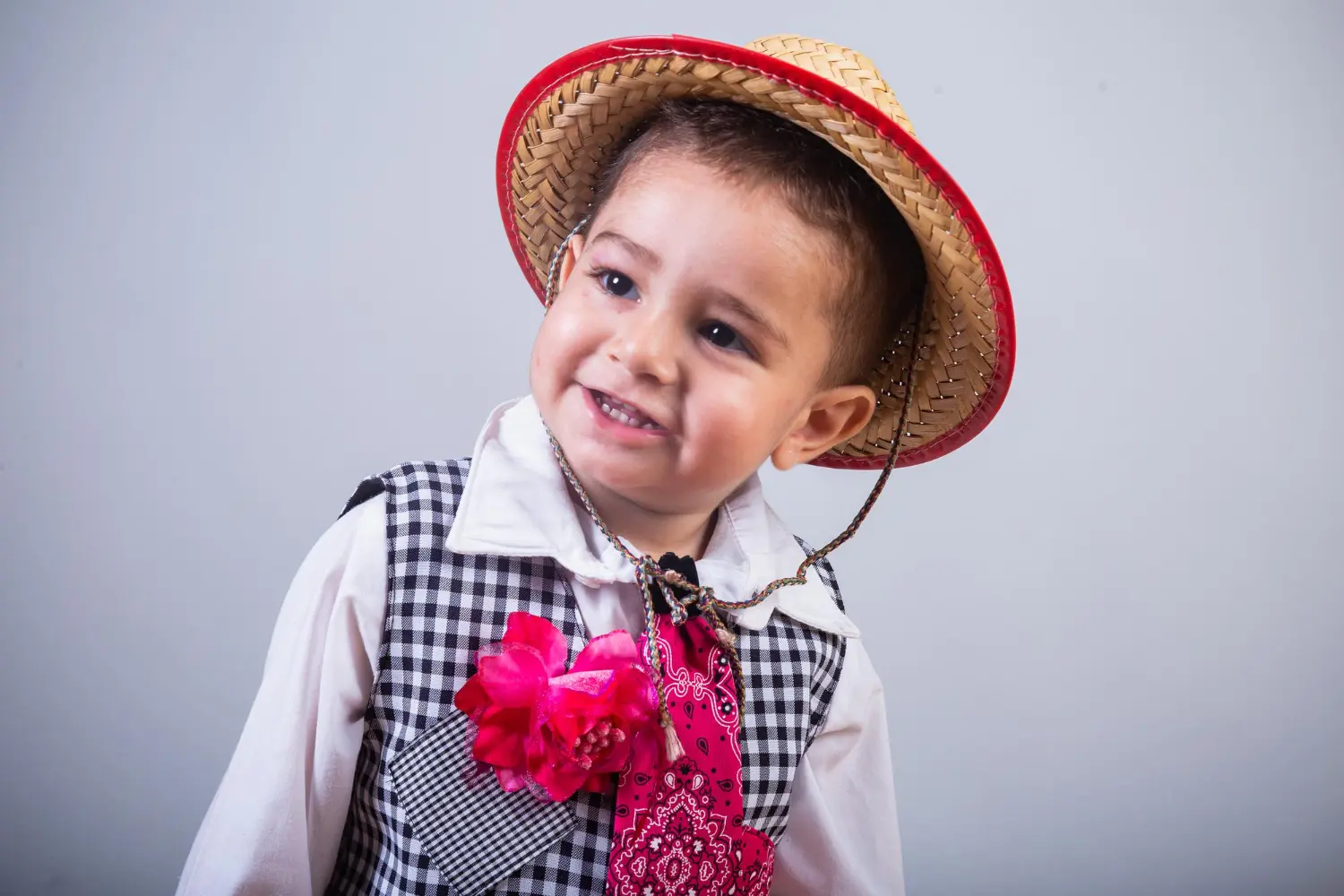 Criança vestida a caráter para seu aniversário de festa junina