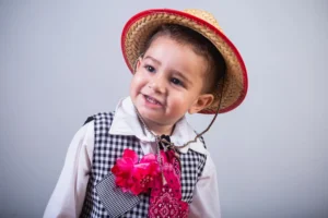 Criança vestida a caráter para seu aniversário de festa junina