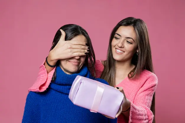 Amigas trocando presentes personalizados